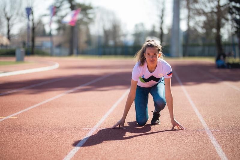 Iris_Breganski-atletinja-uporablja-slusni-pripomocek-pozev-vsadek